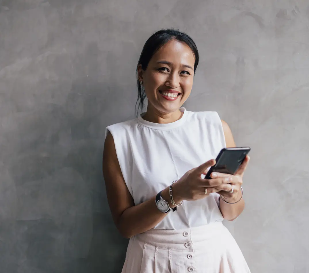 contact-banner Woman on phone